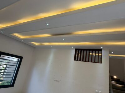 Villa R+2 à louer à la cité Mbackiyou Faye