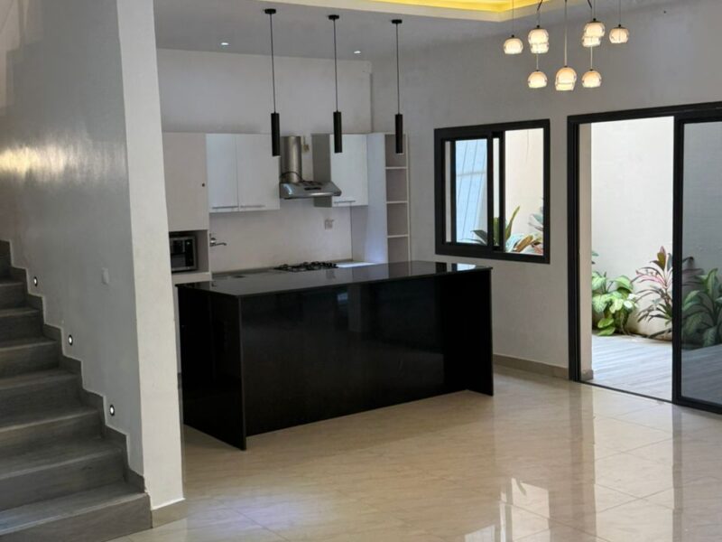 Villa R+2 à louer à la cité Mbackiyou Faye