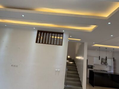 Villa R+2 à louer à la cité Mbackiyou Faye