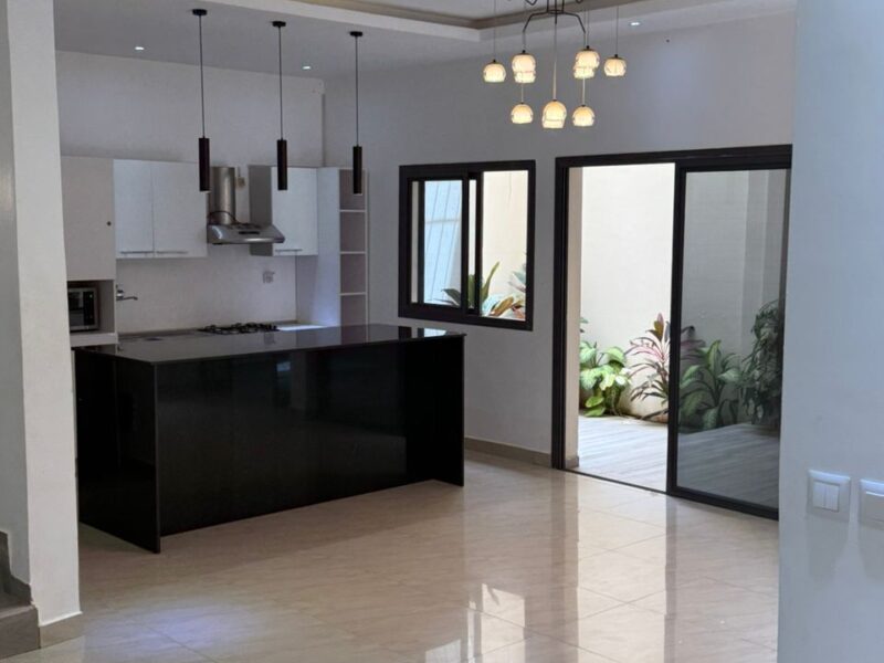 Villa R+2 à louer à la cité Mbackiyou Faye