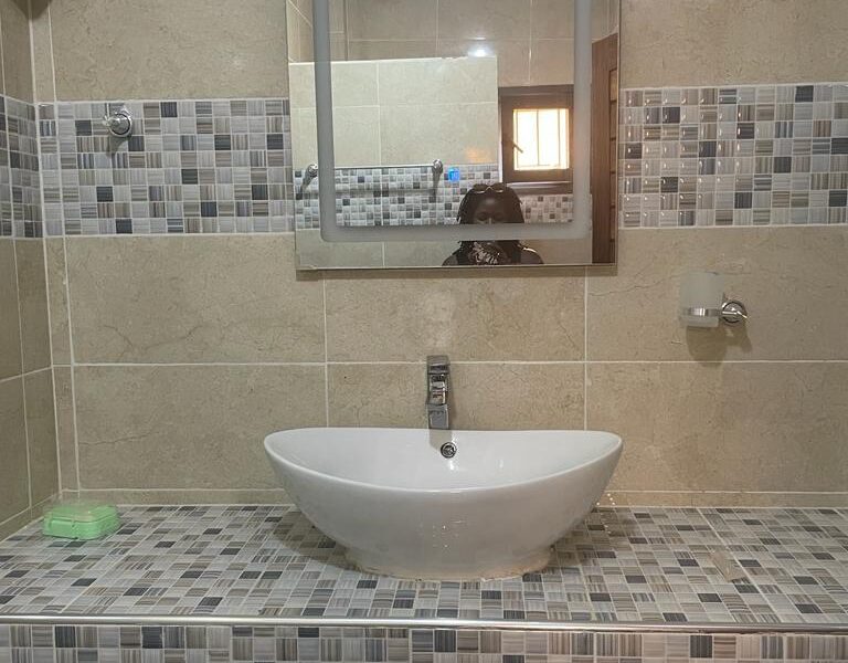 Villa 5 chambres avec piscine à Saly Portudal – 150 000 FCFA/nuit
